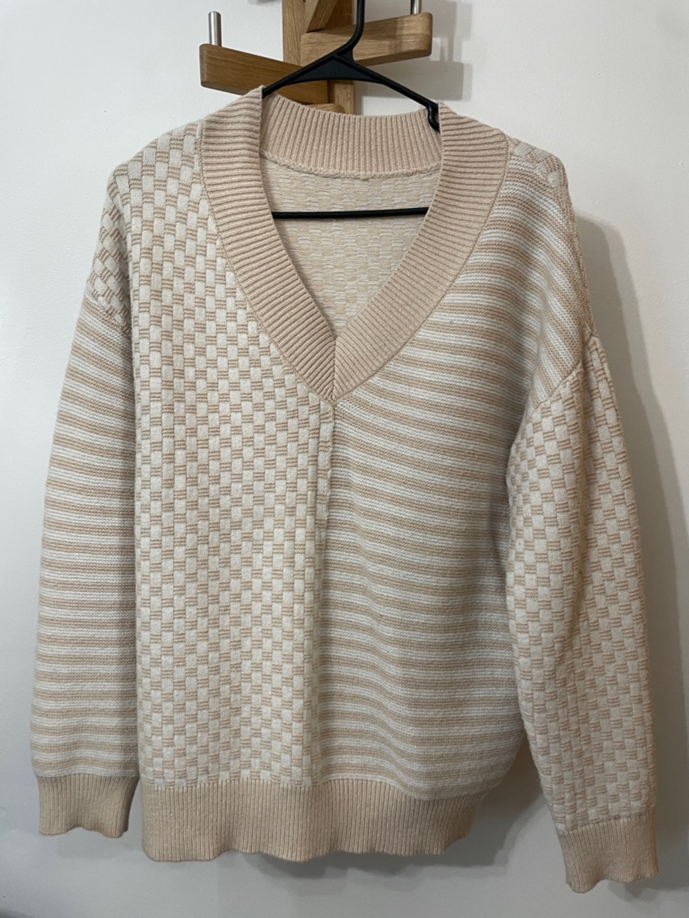 V-Neck Textured Knit Sweater in Cream and Beige